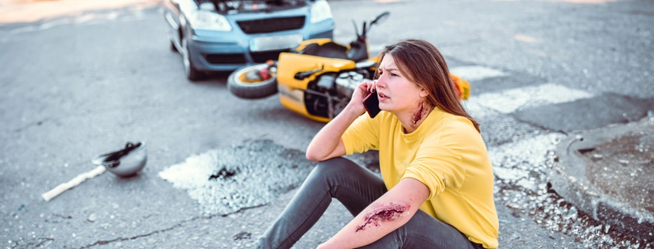 Mujer en accidente de motocicleta